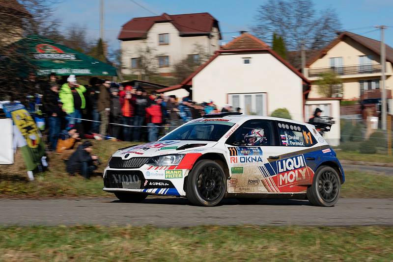 Jubilejní 10. ročník exhibičního závodu Mikuláš Rally na Slušovicku ovládl Jan Černý ve voze Škoda Fabia R5, jenž o tři desetiny vteřiny porazil vsetínského Miroslava Jakeše. Foto: pro Deník/Jan Pořízek