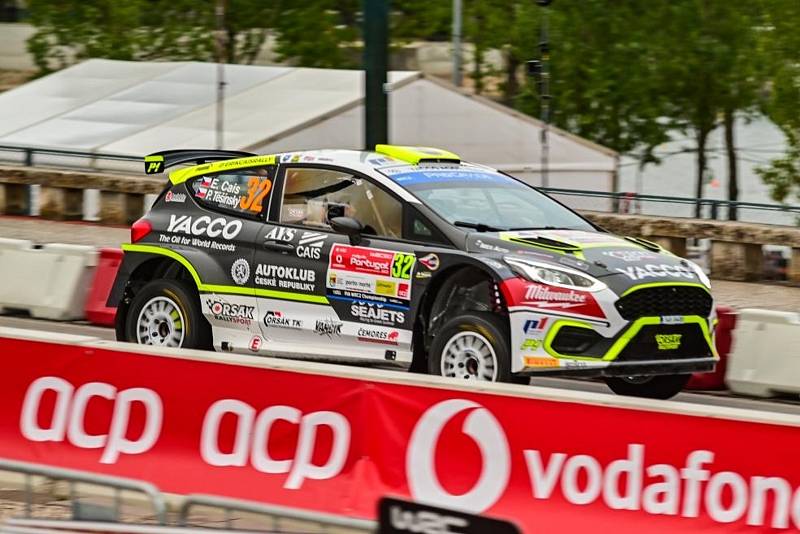 Posádka Erik Cais se spolujezdcem Petrem Těšínským dojela na Portugalské rally i přes havárii na konečném 42. místě.