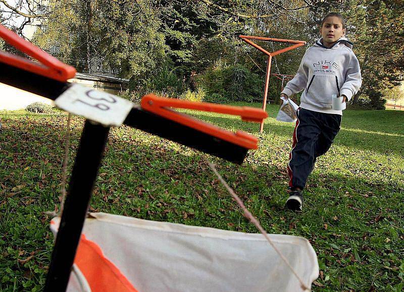 V okolí zlínské základní školy Slovenská ve čtvrtek 14. října soutěžili školáci v orientačním běhu.