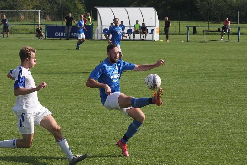 Fotbalisté Tlumačova (modré dresy) v rámci oslav výročí devadesáti let kopané v obci porazili Zdounky 2:0.