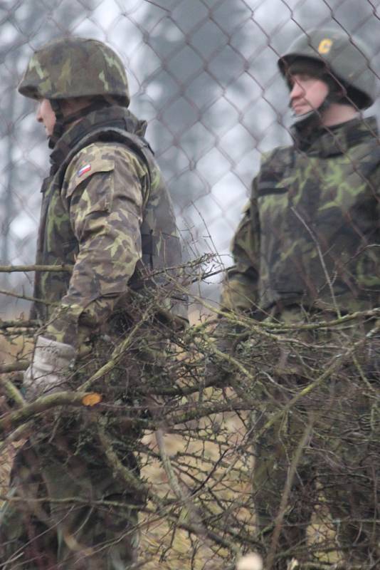 300 vojáků a policistů střeží a čistí Vrbětickou bezpečnostní zónu