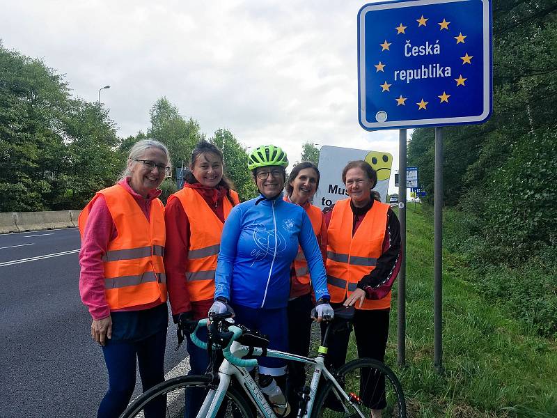 Abhejali Bernardová (44) ze Sri Chinmoy Marathon Teamu dokončila svůj ultratriatlon Dover-Praha, při kterém ve třech disciplínách urazila celkem 1111km (34km plavání, 895km kolo, 182km běh). Trvalo jí to 7 dnů, 12 hodin a 5 minut.