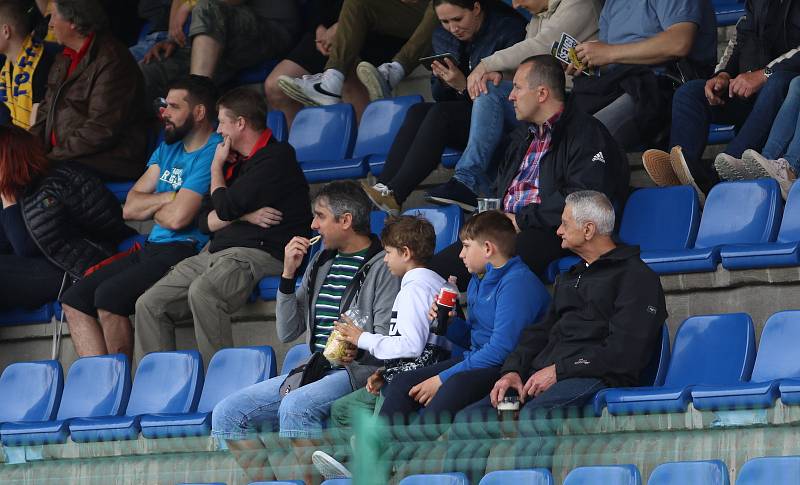 Fotbalisté Zlína (žluté dresy) ve 3. kola skupiny o záchranu podlehli pražským Bohemians 1905 1:4.