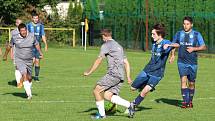 Fotbalisté Kudlova (šedé dresy) v nedělním derby podlehli Provodovu 1:2.