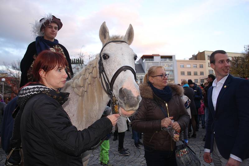 Do Zlína zavítal svatý Martin na bílém koni. Svatomartinskou tradici zajišťují děti ze zlínské ZUŠ.