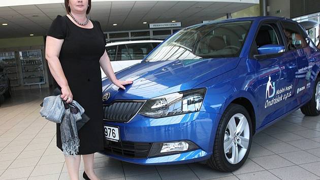 První dáma Ivana Zemanová předává pro mobilní hospic Ondrášek automobil Škoda Fabia v autosalonu Samohýl ve Zlíně.