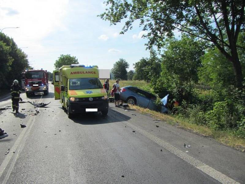 Nehoda kamionu s osobákem uzavřela silnici ze Zlína do Vizovic