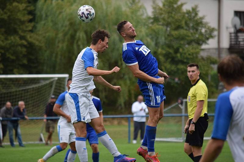 Divizní fotbalisté Slavičína (v modrém) ve 3: kole skupiny E doma přetlačili favorita z Přerova a porazili jej s novým trenérem na lavičce 1:0.