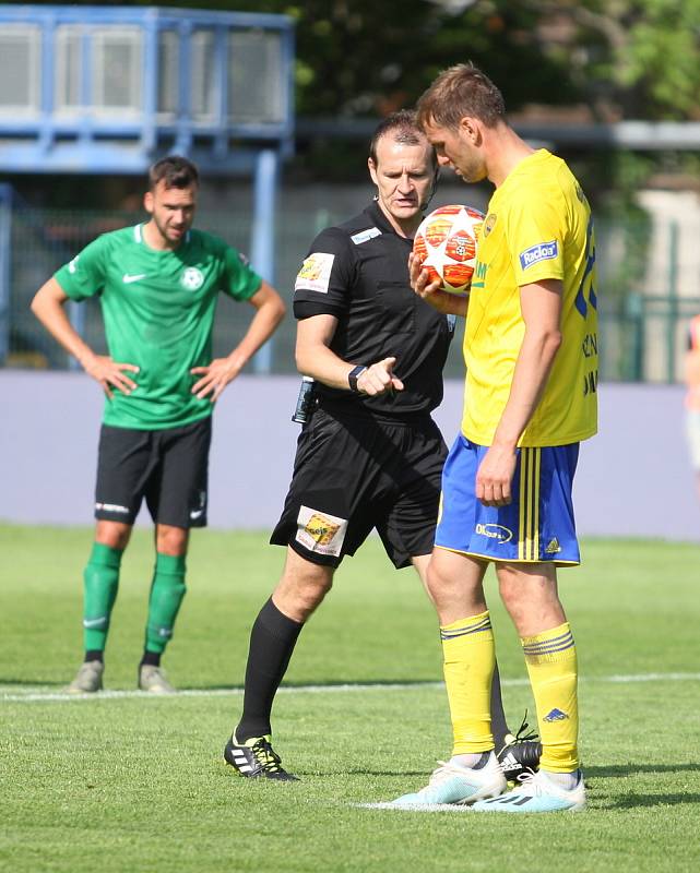 Fotbalisté Fastavu Zlín (ve žlutém) v důležitém zápase bojů o záchranu ve 28. kole v sobotu hostili poslední Příbram. Na snímku nařízená penalta sudím Královcem.