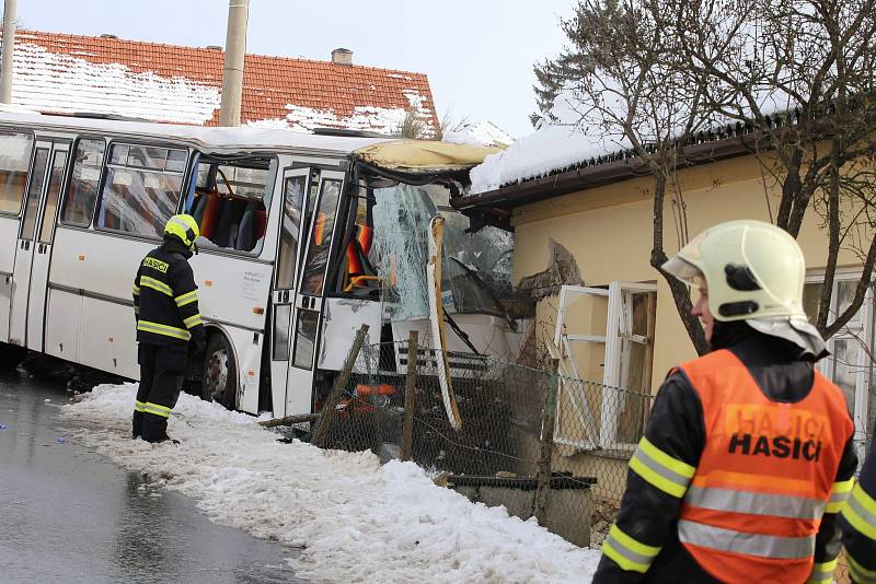 Nehoda autobusu , který naboural rodinný dům v Haluzicích.