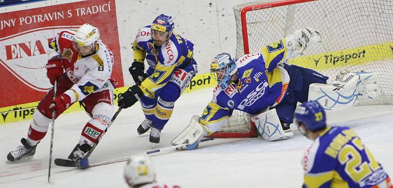 Extraligoví hokejisté Zlína (v modrém) se v dohrávce 1. kola extraligy střetli se Slavií Praha