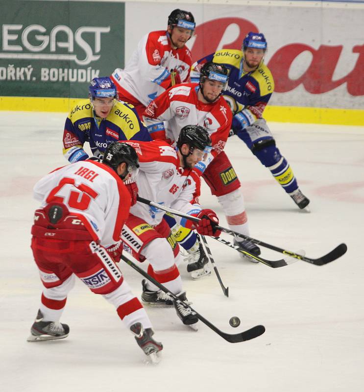 Čtvrtý zápas předkola: Berani Zlín (v modrém) proti HC Olomouc