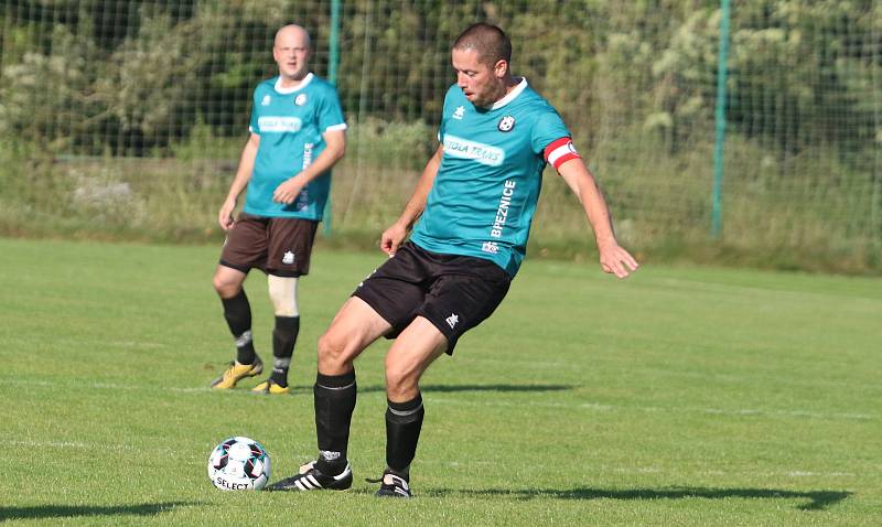 Fotbalisté Březnice doma porazili Louky (červené dresy) 2:0.