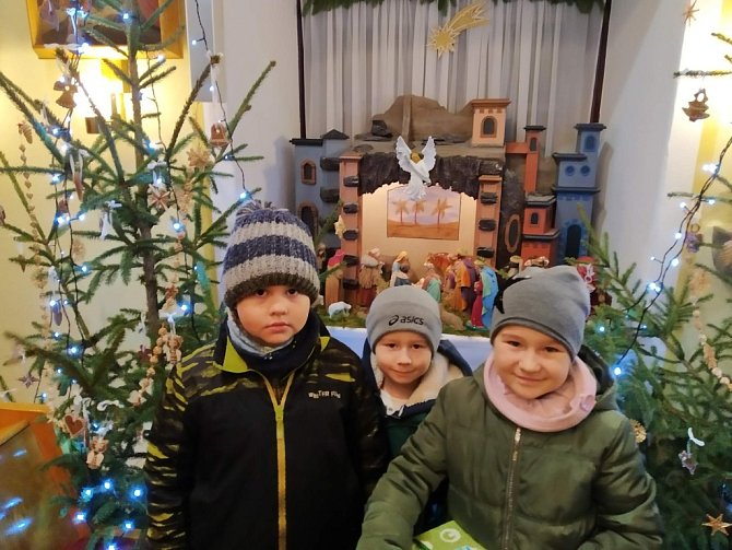 Konec vánoční doby si v Březnici zpestřili Zpíváním u jesliček