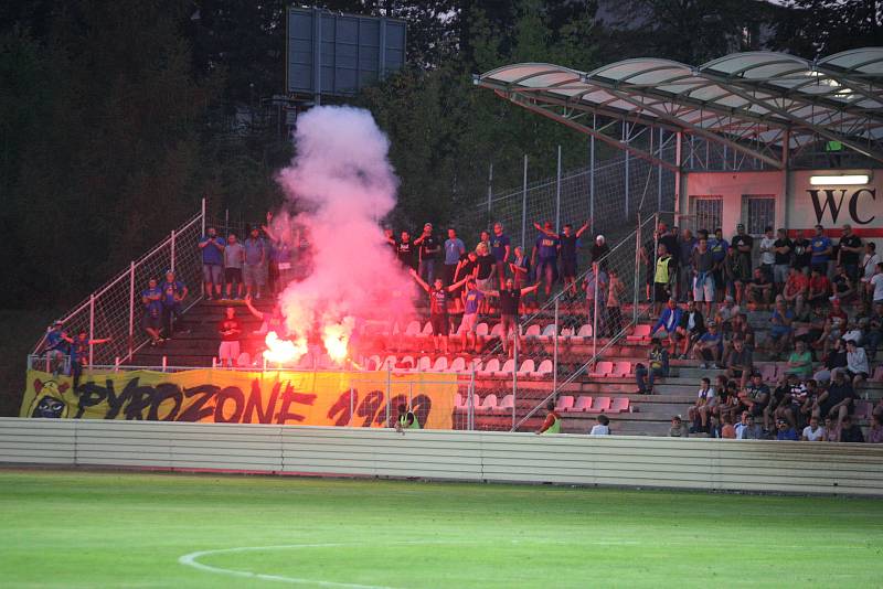 Fotbalisté Kroměříže (v červenobílých dresech) prohrál ve 2. kole MOL Cup s ligovým Zlínem 0:5.