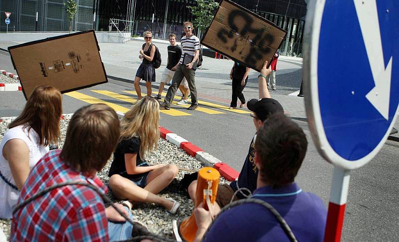 Protest studentů na přechodu pro chodce v centru Zlína