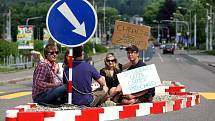 Protest studentů na přechodu pro chodce v centru Zlína