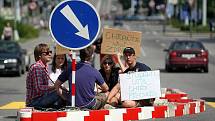Protest studentů na přechodu pro chodce v centru Zlína