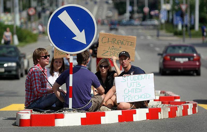 Protest studentů na přechodu pro chodce v centru Zlína