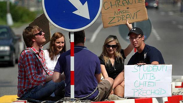 Protest studentů na přechodu pro chodce v centru Zlína