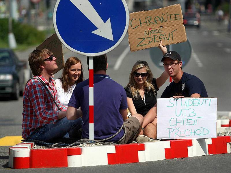 Protest studentů na přechodu pro chodce v centru Zlína