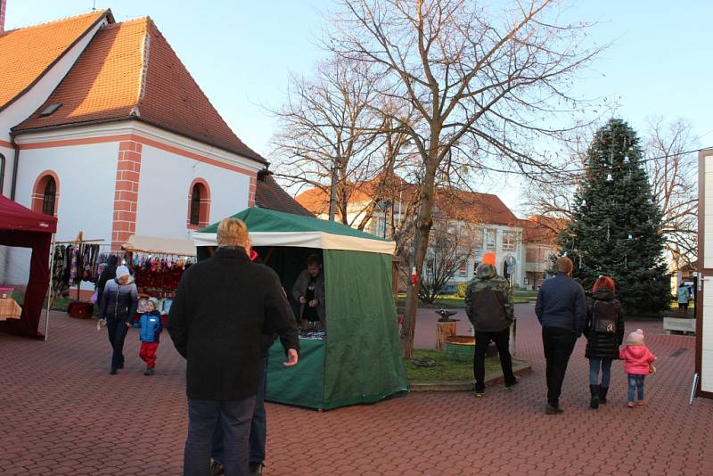 V Tlumačově rozsvítili vánoční stromek. Předtím si užili adventní jarmark