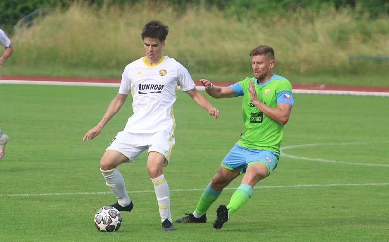 Fotbalisté Zlína B (bílé dresy) na úvod přípravy zvítězili a hřišti v Hranicích na Moravě 4:1.