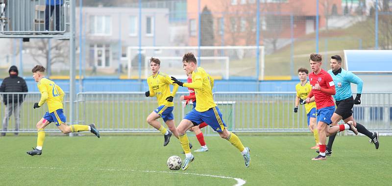 Starší dorostenci Zlína (žluté dresy) ve třetím přípravném zápase remizovali s Rakówem Częstochowa 1:1