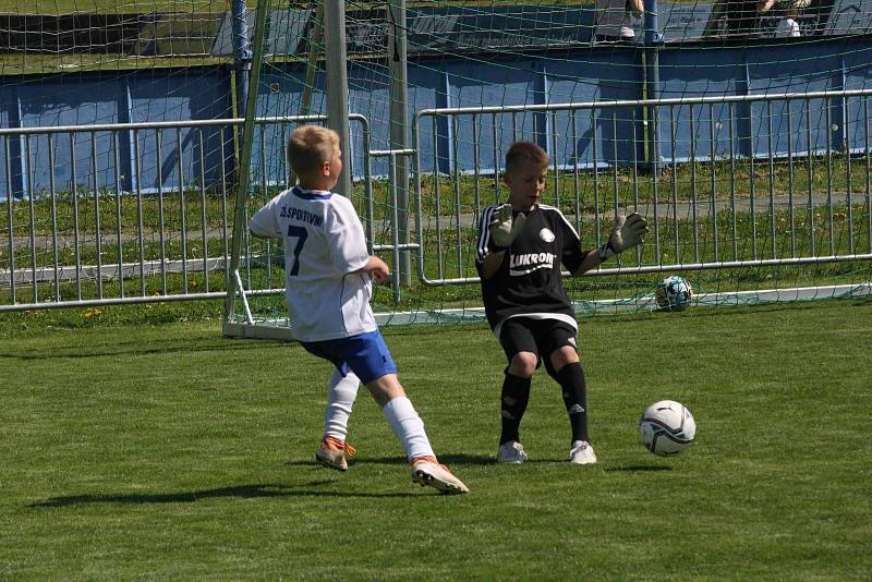 Krajské finále McDonald’s Cupu si v úterý na zlínské Vršavě podmanili žáci Základní školy Sportovní v Uherském Hradišti, kteří v obou kategoriích postoupili do celostátního finále.