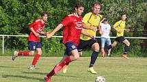 Fotbalisté Újezdu (ve žlutých dresech) v nedělním přípravném zápase podlehli Valašským Kloboukům 2:6