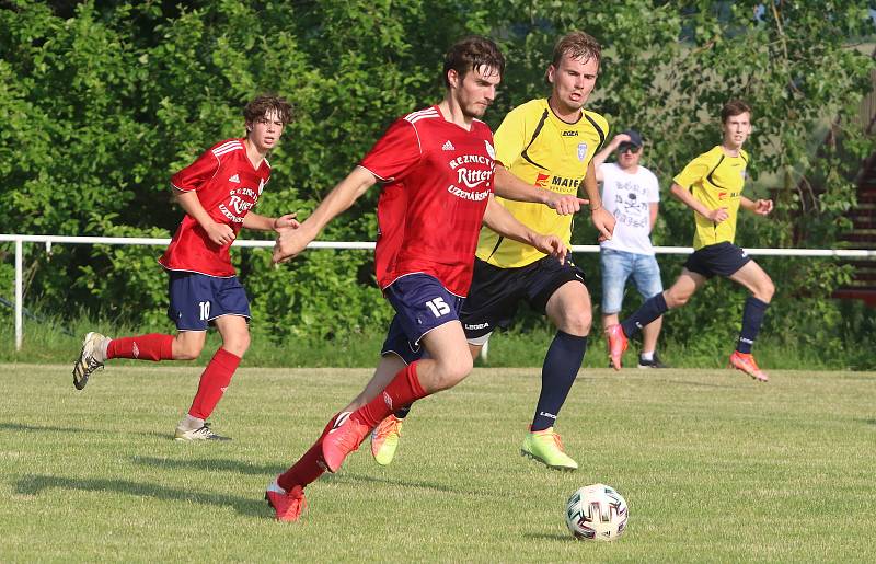 Fotbalisté Újezdu (ve žlutých dresech) v nedělním přípravném zápase podlehli Valašským Kloboukům 2:6