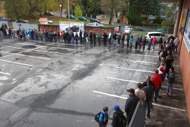 Fronta u pokladen na zimním stadionu Luďka Čajky na utkání hokejistů Zlína s Jaroslavlí.