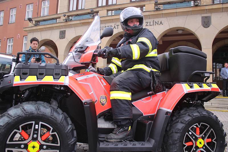 Zlínští krajští hasiči mají novou čtyřkolku pro záchranu osob v těžce přístupném terénu, likvidaci požárů v lesích, pátrání po pohřešovaných osobách a likvidaci uhynulých prasat v souvislosti s africkým morem.