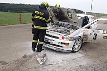 Hasiči zasahují u požáru závodního automobilu během Barum Rally Zlín; sobota 27. srpna 2022