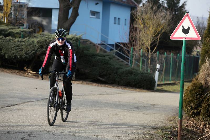 Cyklisté ve Spytihněvi; neděle 28. února 2021