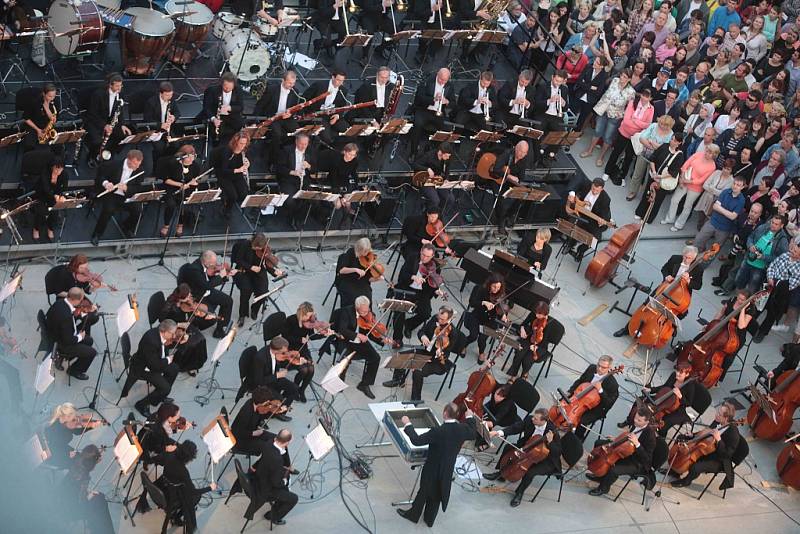 Filharmonie Bohuslava Martinů hrála pod širým nebem ve Zlíně.