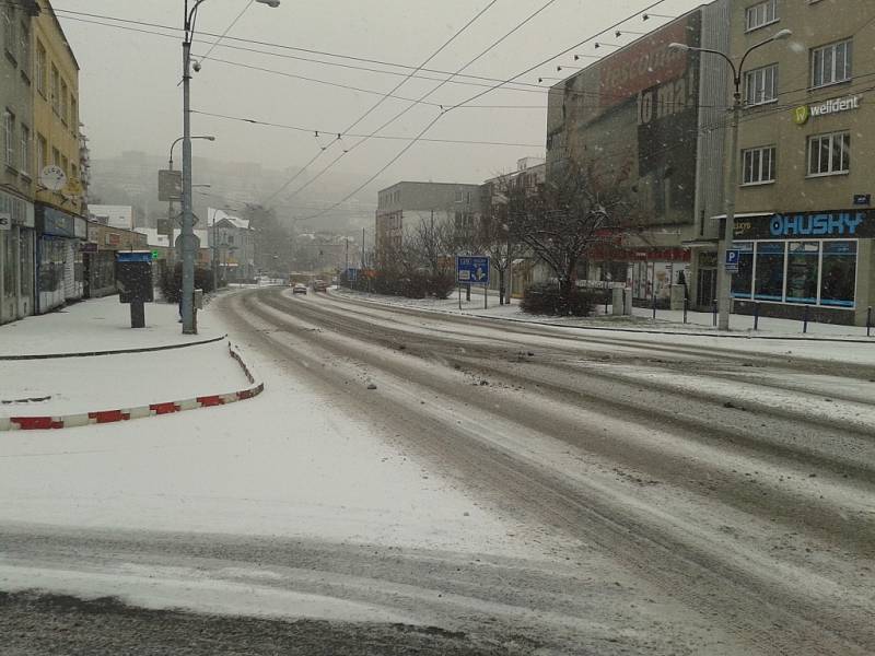 Takto vypadaly silnice v pátek 1. ledna krátce po 15. hodině v centru Zlína.