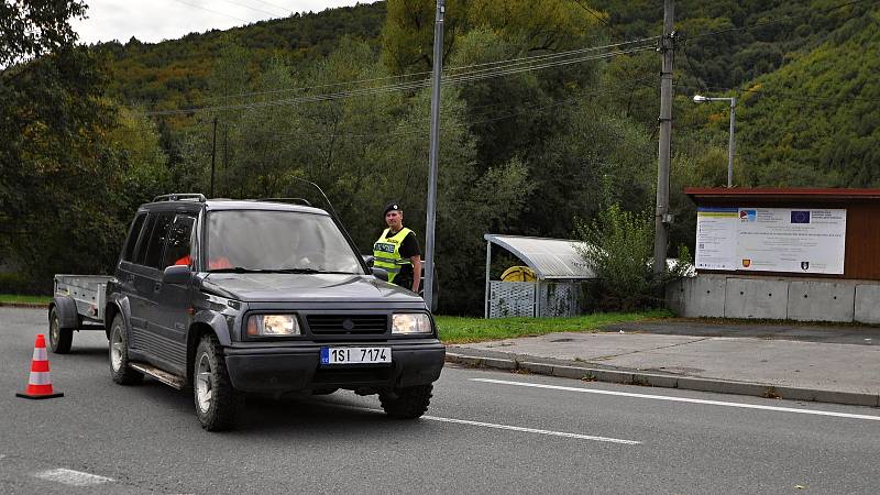 Policisté kontrolují ve čtvrtek 29. září 2022 v Brumově-Bylnici vozidla na hraničním přechodu se Slovenskem.