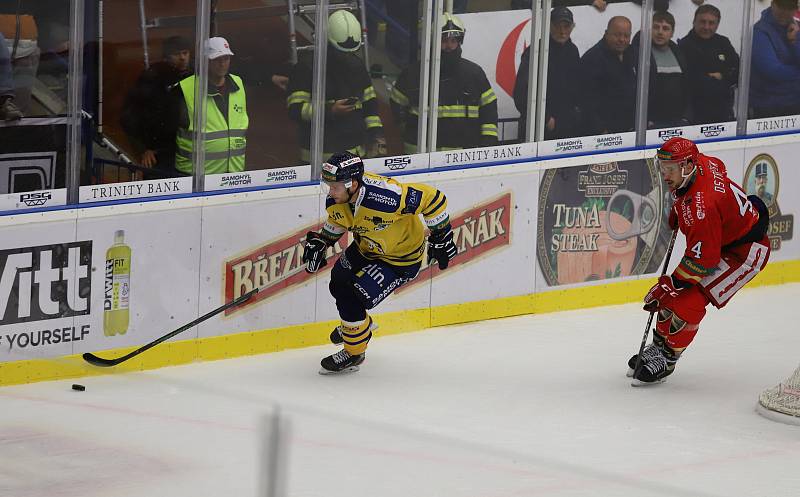 Hokejisté Zlína (žluto-modré dresy) se ve středu večer utkali s Prostějovem.