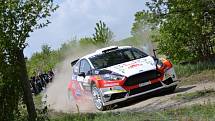 Cenné vítězství si v sobotním druhém podniku RI Okna rallysprint série - Rally Vyškov připsala posádka Martin Vlček se spolujezdkyní Jindřiškou Žákovou. O vítězi rozhodla až smolná havárie do té doby vedoucího Romana Odložilíka dvě rychlostní zkoušky před