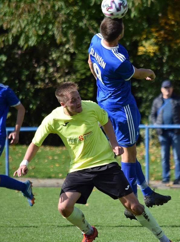 Divizní fotbalisté Slavičína (v modrém) v nedělním 9. kole skupiny E doma porazili Skaštice 3:2.