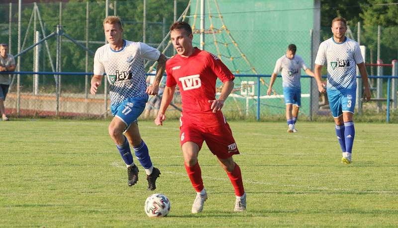 Fotbalisté Otrokovic (v modrobílých dresech) proti Slavičínu potvrdili roli favorita.