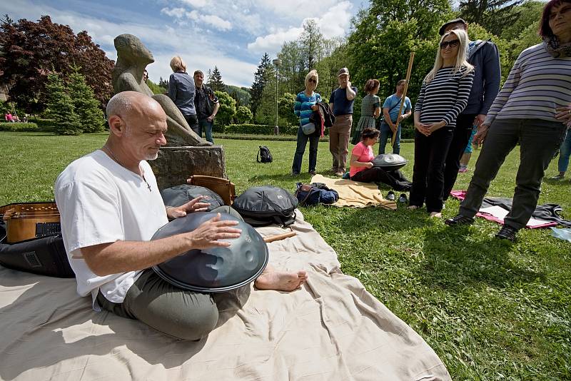 Sobotní slunný den vnesl lidem úsměvy do tváří. Program zahájení lázeňské sezóny si náležitě užili.