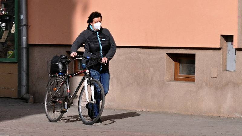 První den povinného nošení respirátorů ve Vsetíně, 25. února 2021.