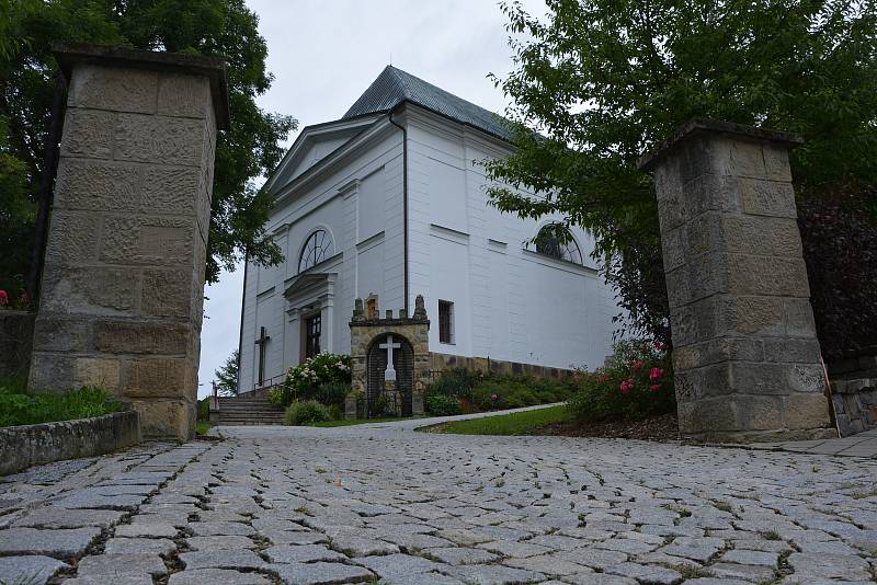 Vesničce Újezd na Zlínsku chybí podle místních snad jen moře. Na snímku z 26. srpna 2021 kostel.