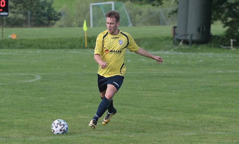 Fotbalisté Újezdu (ve žlutých dresech) zdolali Vysoké Pole 4:2 a před letní pauzou zůstali v čele Ligy4.