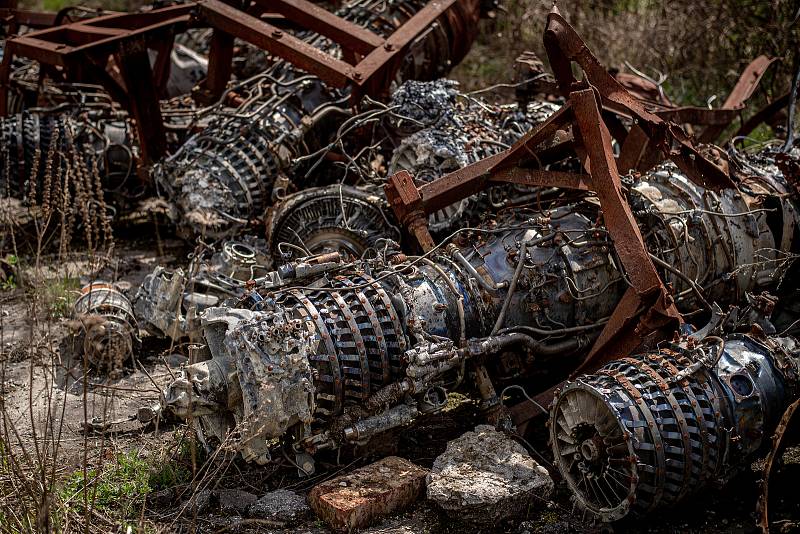 Na hromadě šrotu jsou i tyto motory, 3. května 2021 ve Vrběticích. Ve Vrběticích v roce 2014 explodoval muniční sklad. Po sedmi letech vyšlo najevo podezření na zapojení ruské tajné služby (GRU a SVR) do výbuchu.