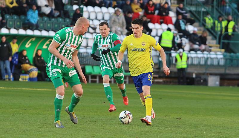 Fotbalisté Zlína (žluté dresy) vstoupili do jarní části sezony FORTUNA:LIGY těsnou porážkou 0:1 na hřišti pražských Bohemians 1905.