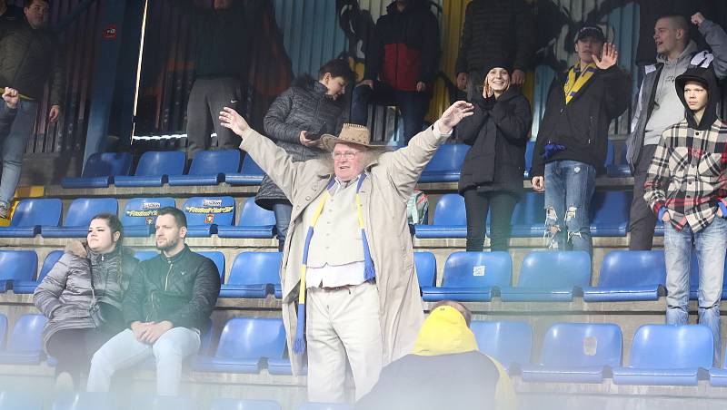 Fotbalisté Zlína (žluté dresy) ve 22. kole první ligy porazili Slovácko 1:0. Regionální derby rozhodl v 82. minutě obránce Martin Cedidla.