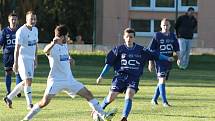 Fotbalisté Malenovic (v modrých dresech) prohráli v 9. kole I. B třídy skupiny B s vedoucím Fryštákem 0:7.